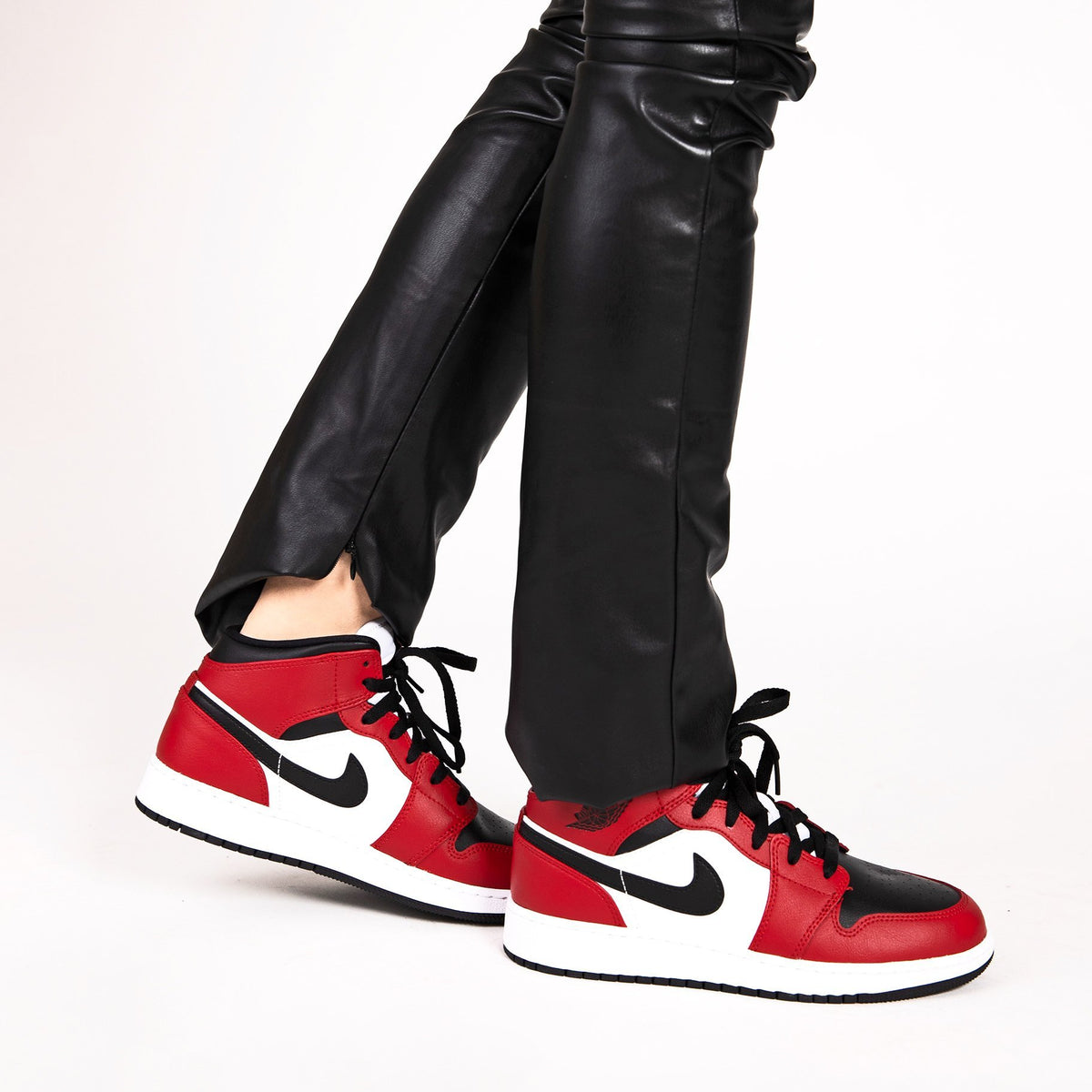 jordan mid black toe