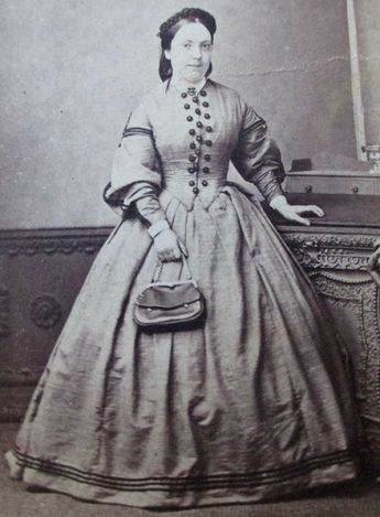1860s woman with purse