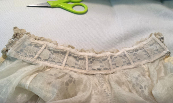 Collar relined, with tulle.