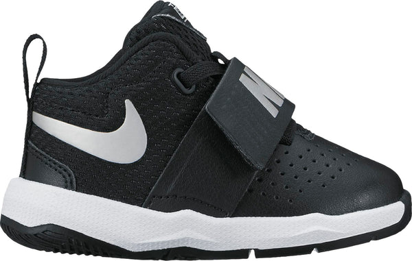 nike team hustle d8 childrens basketball trainers