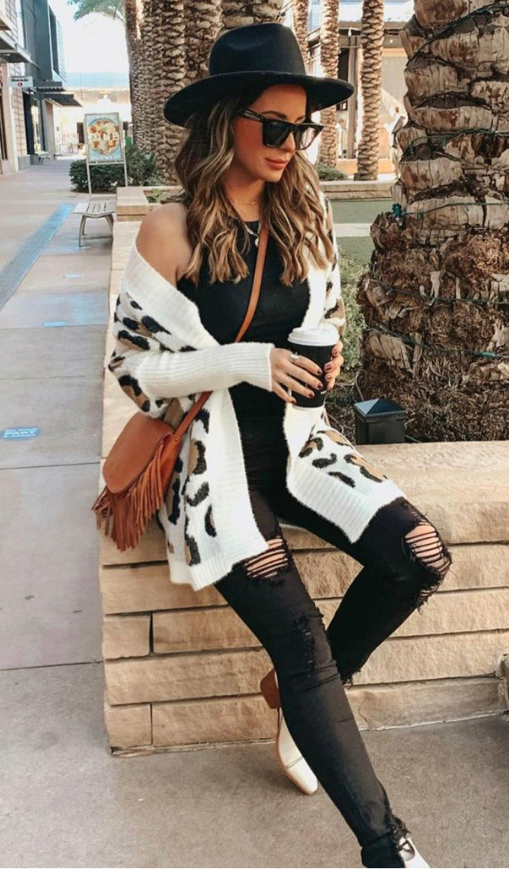 High Rise Distressed Skinny’s - Black