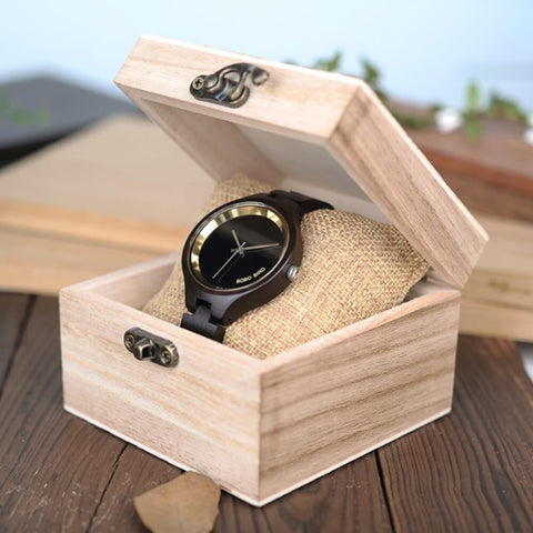 Die Armbanduhr "Feminio" für Frauen wird ein einer edlen Holzbox geliefert