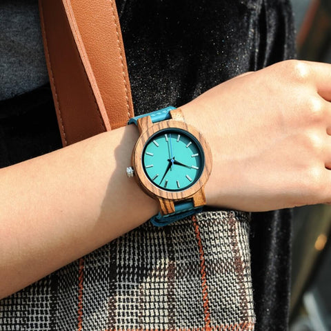 Das hellblaue Ziffernblatt zusammen mit dem gleichfarbigen Armband sind die Markenzeichen der Armbanduhr "Odysee"