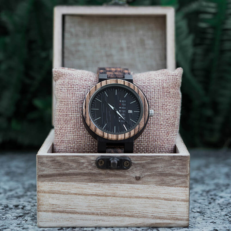 Die edle Armbanduhr "Sternschnuppe" kommt in einer passenden Box aus Holz zu dir