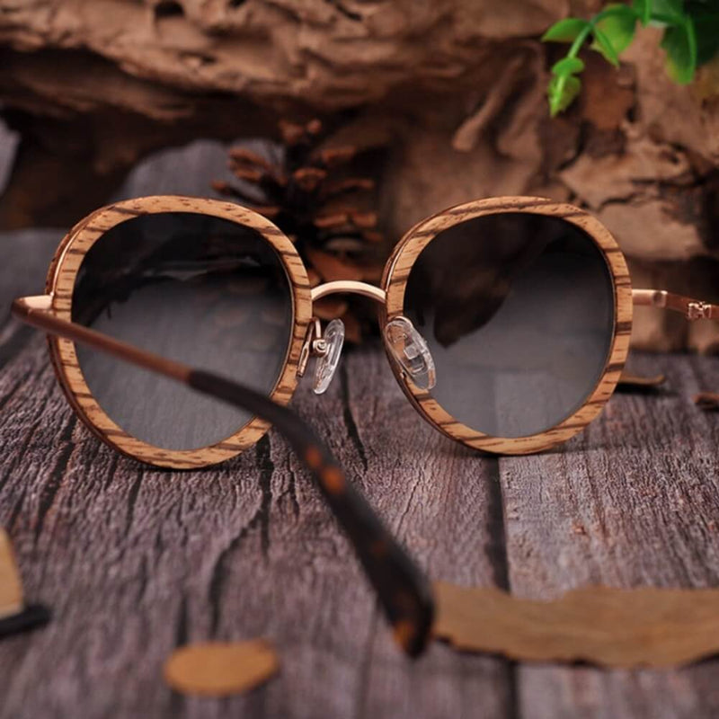 Diese stylische Sonnebrille aus Holz ist unser Modell "Summervibe"