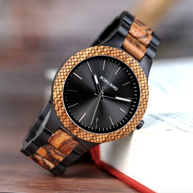 Die Armbanduhr "Blackwood" wird aus hochwertigem, kratzsicherem Glas und langlebigem Holz gefertigt