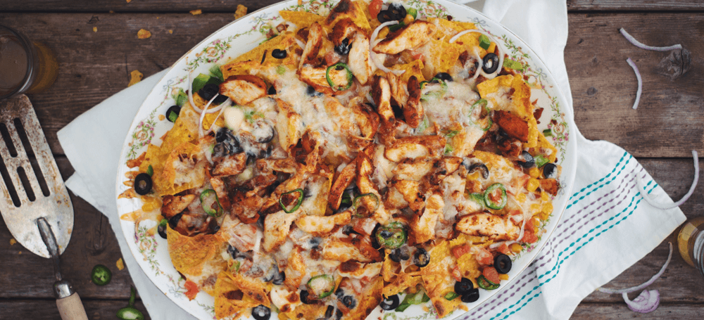 nachos with chicken, cheese and vegetables