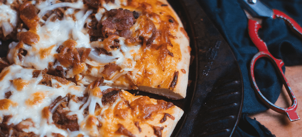pizza with pulled pork and bacon