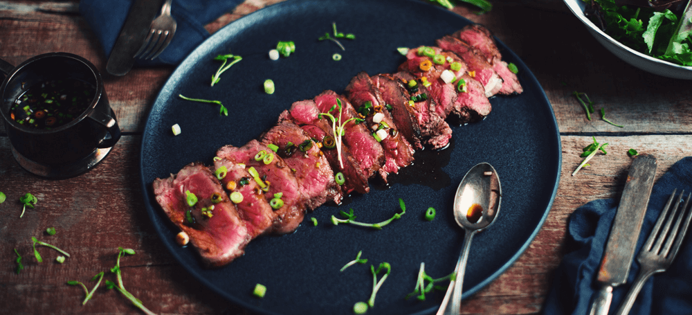 beef tataki in a plate with green onions
