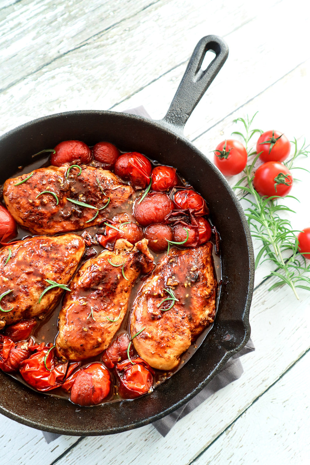 Poitrines de poulet poêlées au romarin et au vinaigre balsamique