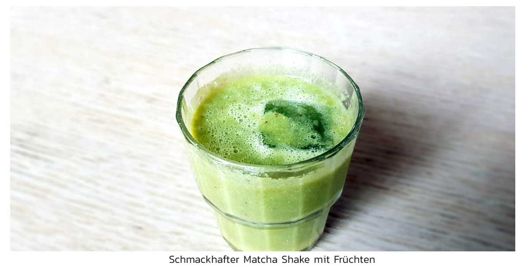 Schmackhafter Matcha Shake mit Früchten