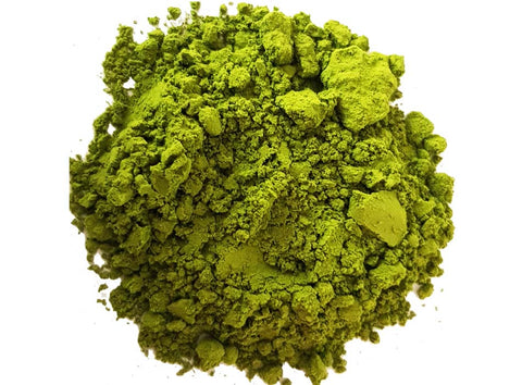 Bio Matcha Tee Haufen mit leuchtend grüner Farbe Japan