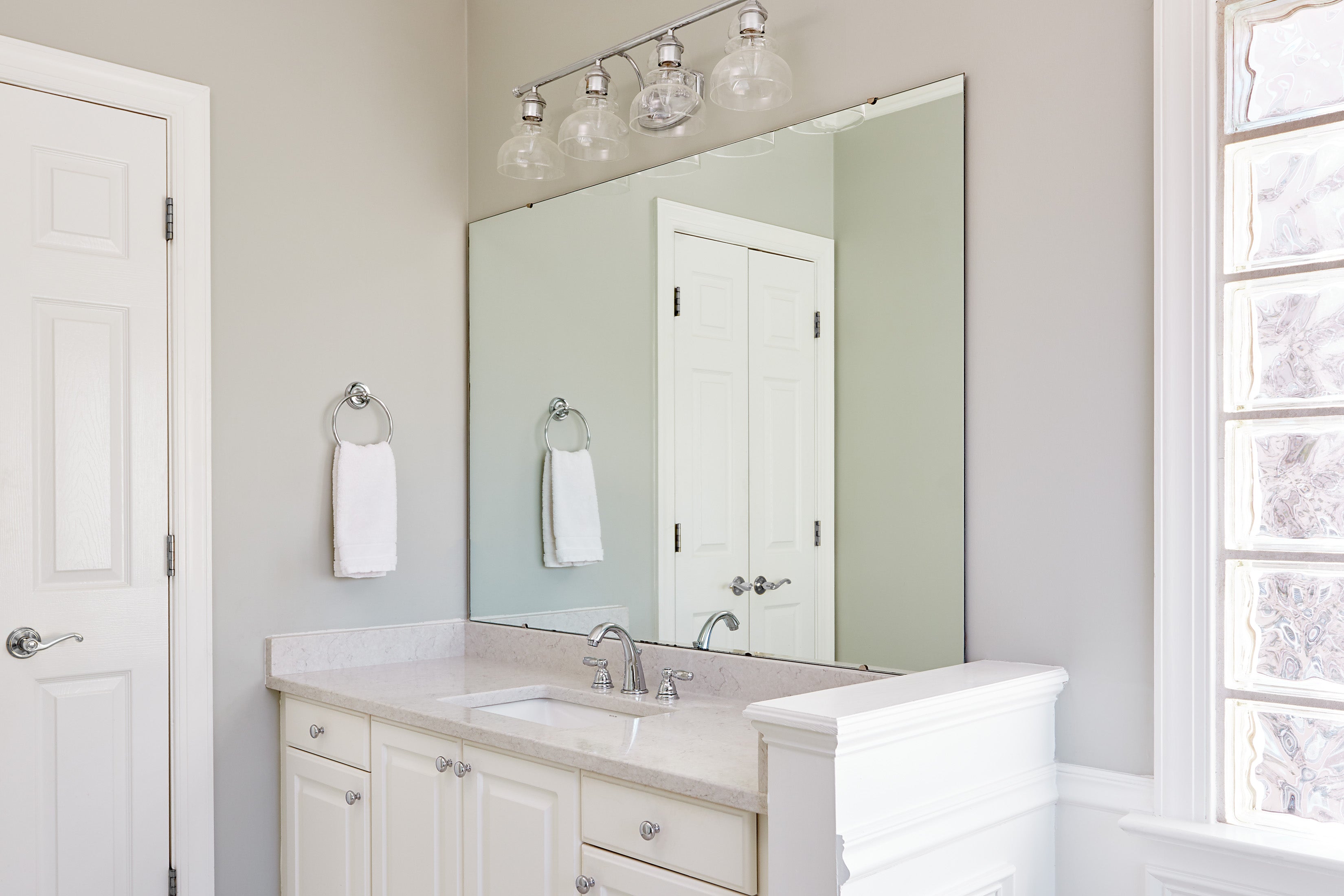 Bathroom Mirror Without a Mirror Frame