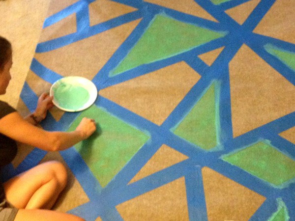 DIY: A COLORFUL OUTDOOR RUG MADE IN 90 MINUTES | As seen on BuzzFeed | Megan Fenno 