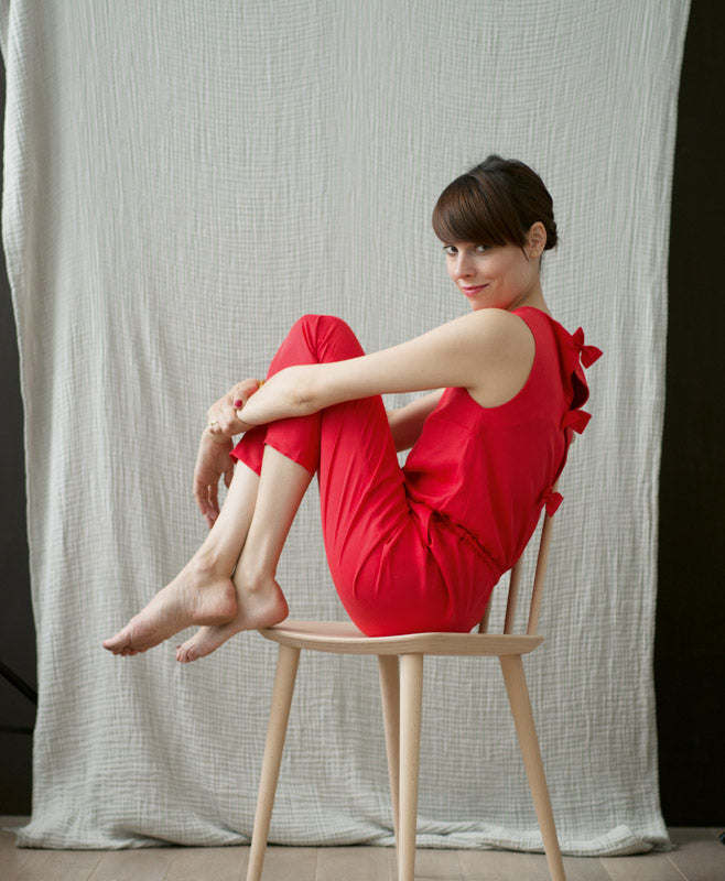 La combi rouge et féminine avec son dos ponctué de noeuds est à coudre avec le livre de couture de Charlotte Auzou "Ma garde-robe sur-mesure"