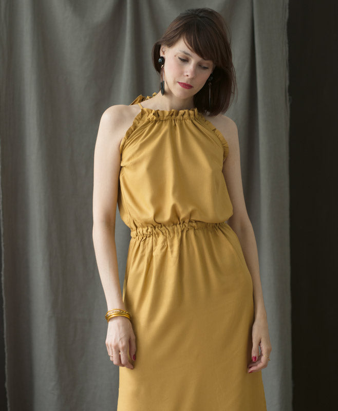 Une robe longue couleur moutarde cousue dans le beau crêpe de chez Atelier Brunette