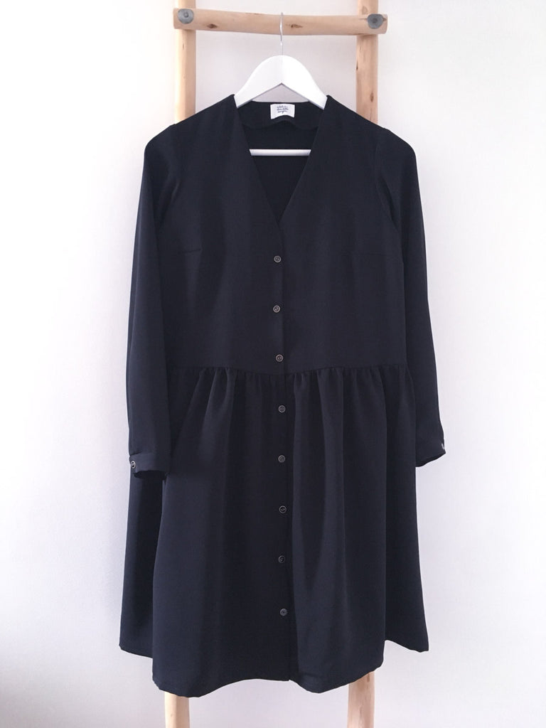 La petite robe noire d'hiver boutonnée est à composer avec le patron de couture de la robe Hanoï par Charlotte Auzou. 