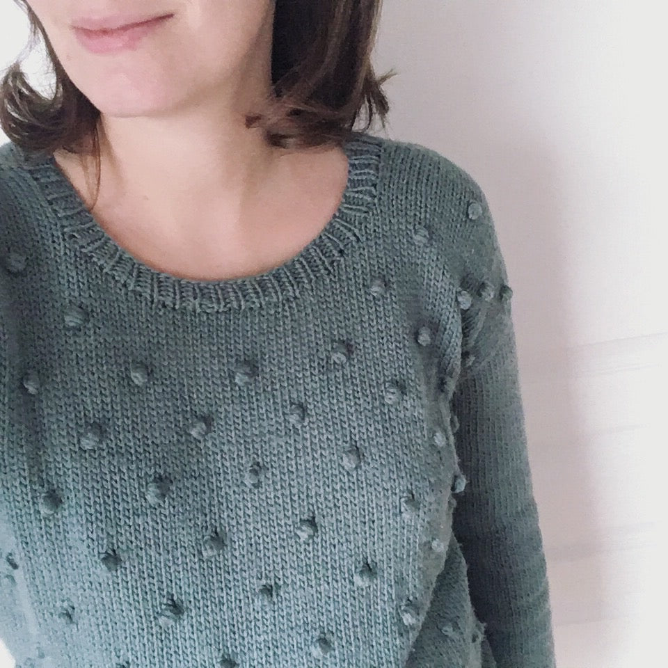 tricoter un pull vert à noppes par Charlotte Auzou