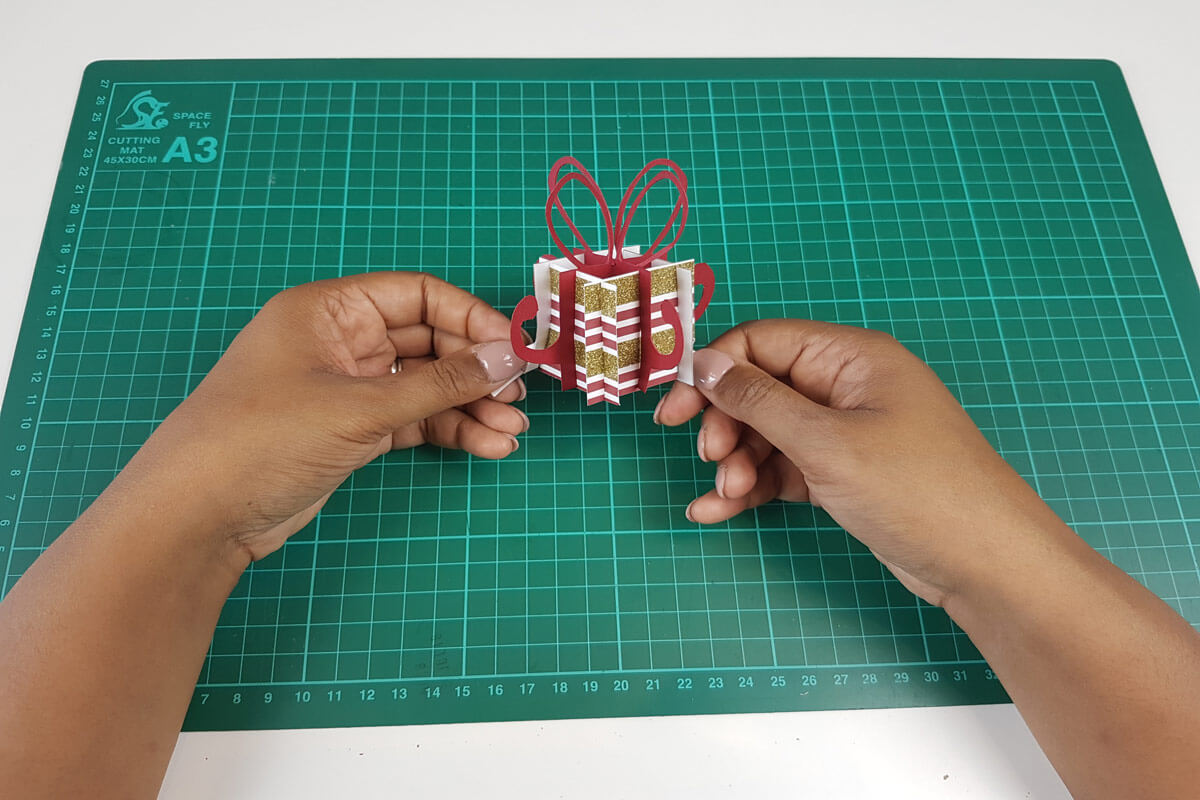 How To Make A Christmas Pop Up Card Tutorial - picture of finished pop up element for the christmas card