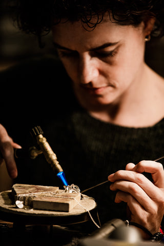  Louise Frølund Bech står bag design og fremstilling af alle smykker fra frø jewellery. Hun er uddannet fra ædelmetal-linien på Konstfack School of Art, Craft and Design i Stockholm, samt Kunstakademiets Arkitektskole. Louise har arbejdet med, og studeret smykkekunst i ind- og udland siden 2008. Hun har deltaget i sencurerede udstillinger og er nomineret til Skt. Loye prisen 2019, en talentpris der uddeles af Københavns Guldsmede Laug. 