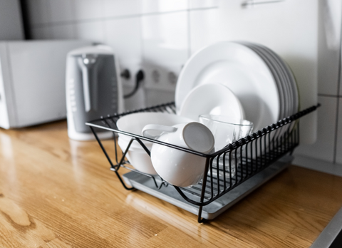 Pourquoi faut-il éviter de sécher la vaisselle avec un torchon de cuisine ?