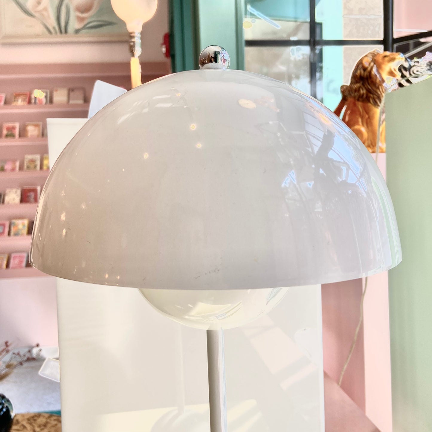 White Modern Flowerpot Kema Keur Table Lamp