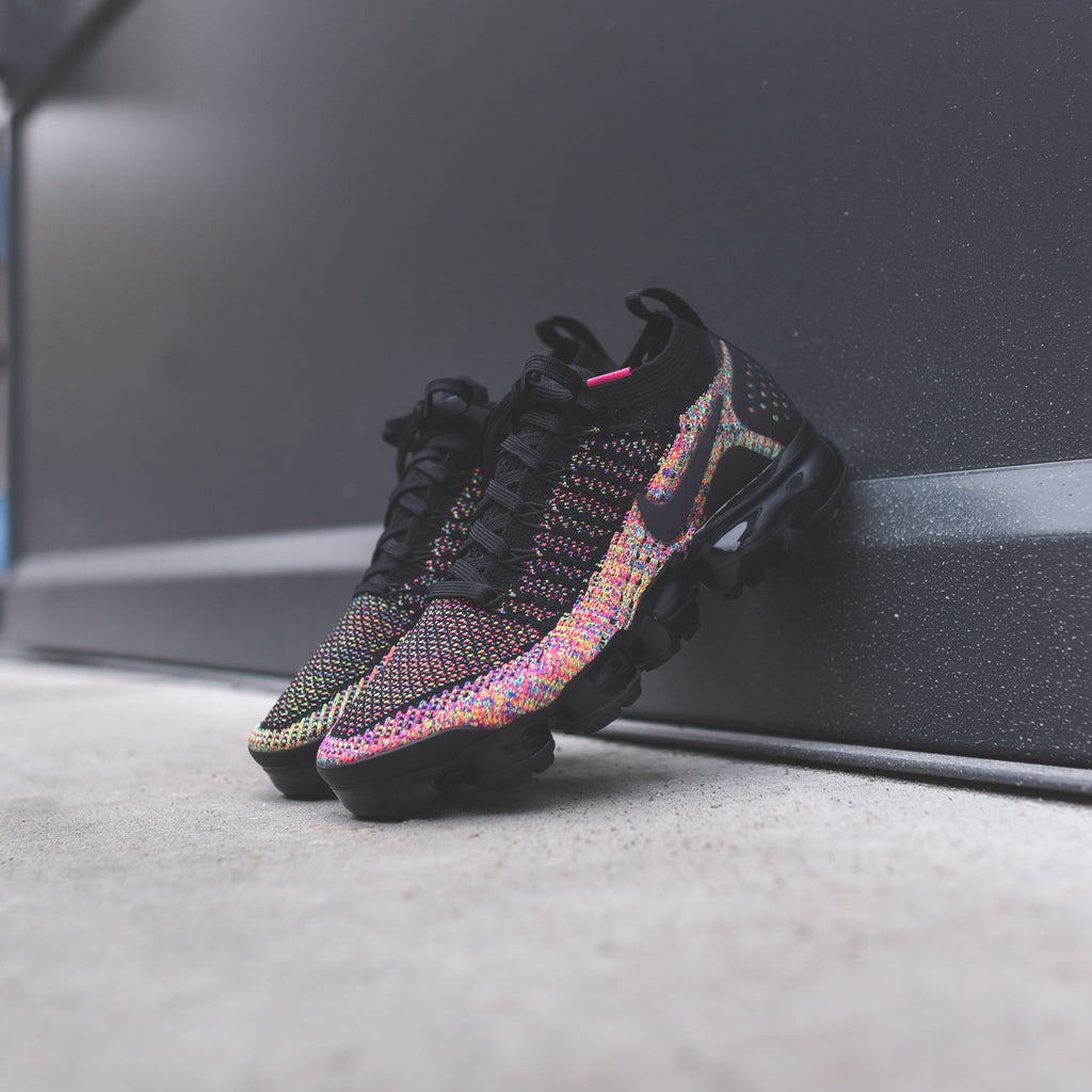 black and pink vapormax flyknit