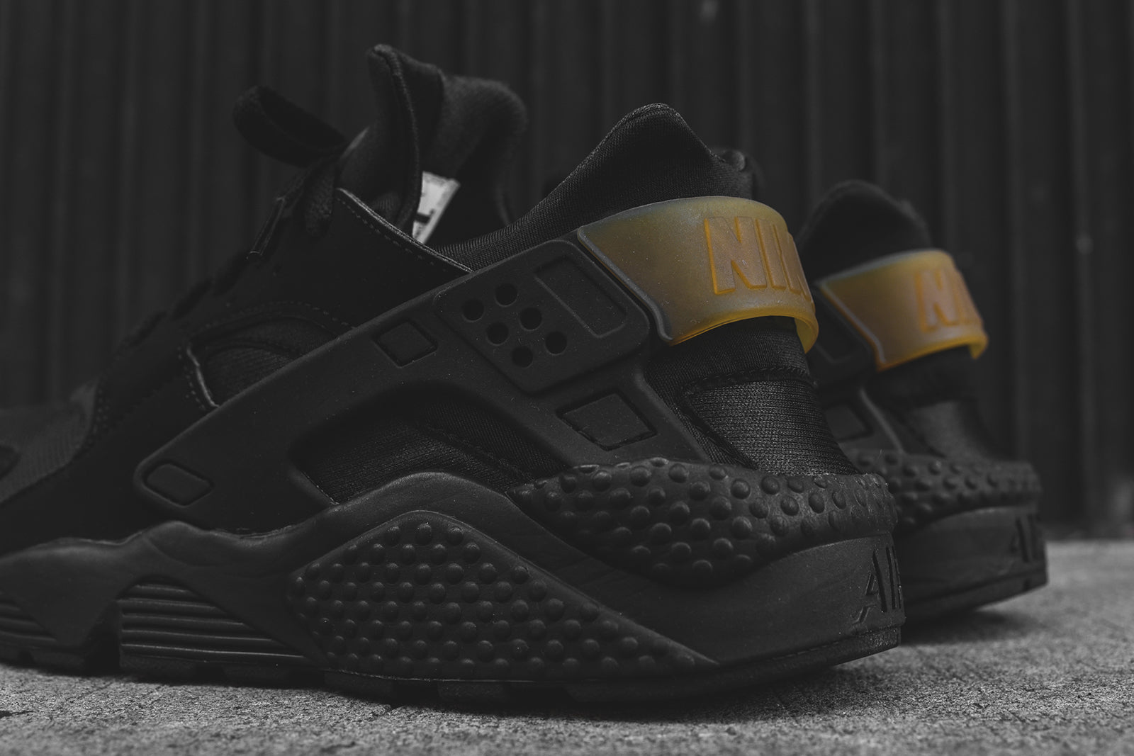 nike huarache black and gold