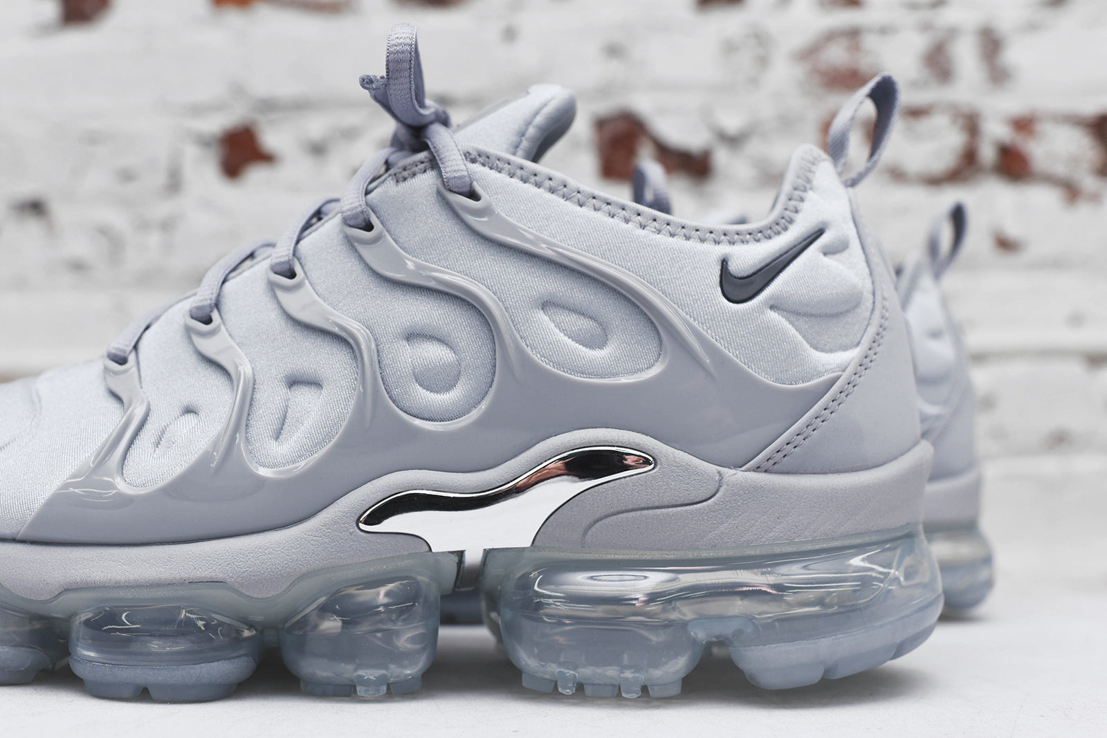 white vapormax plus kids