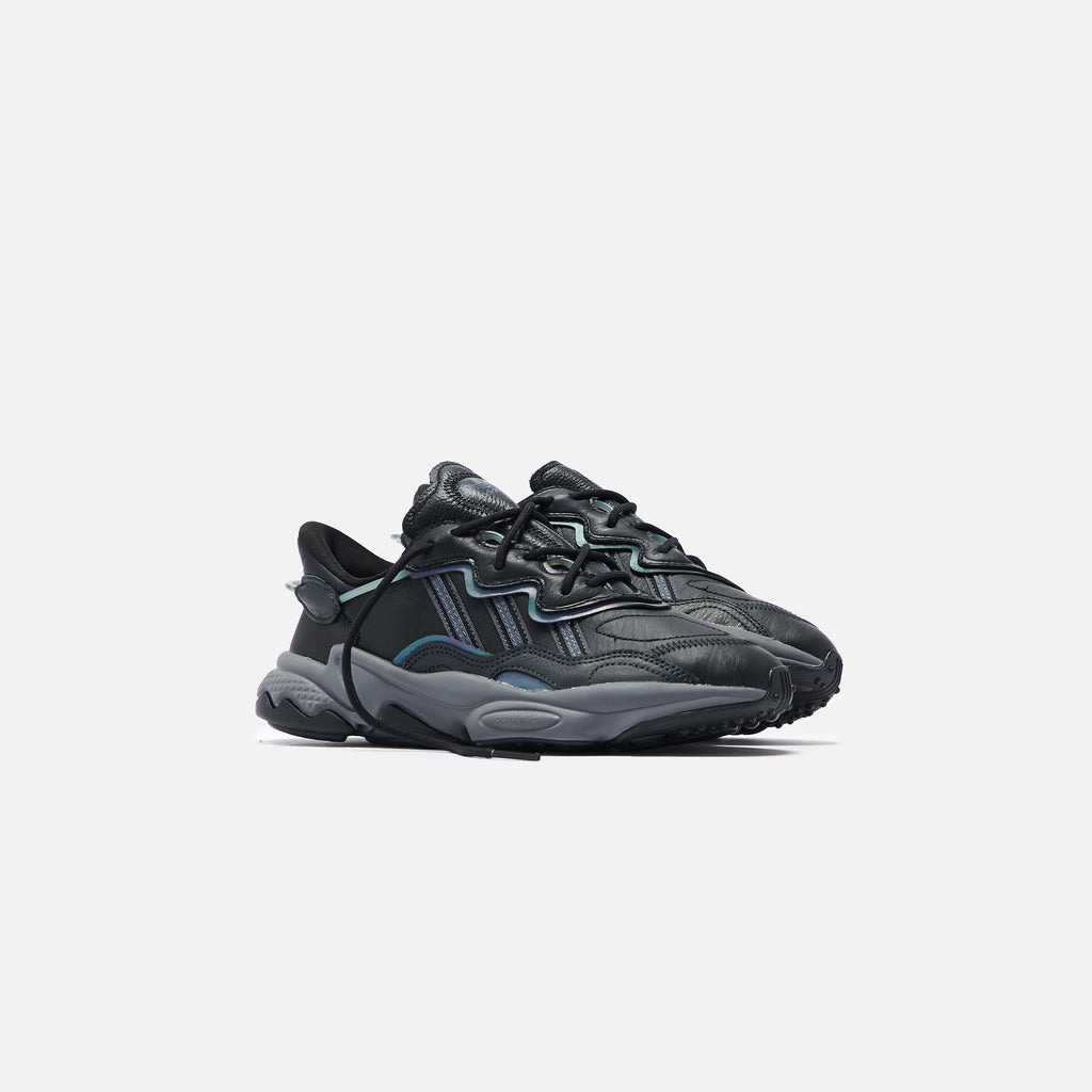 ozweego black size 4