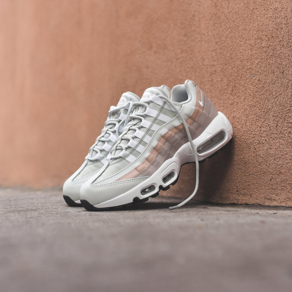 nike air max 95 trainers in silver and beige