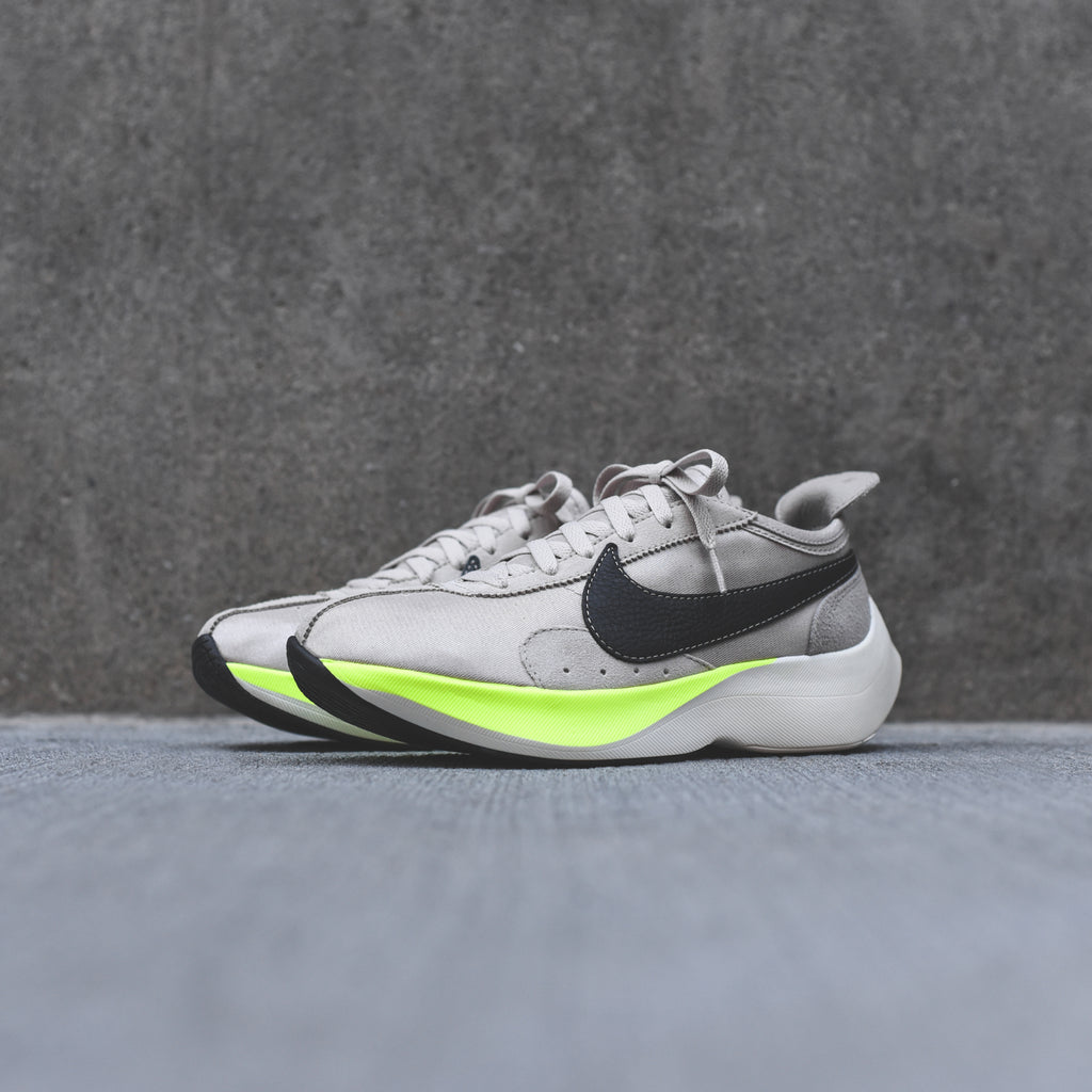 nike moon racer volt