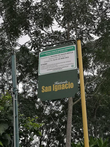 photo d'un panneau dans une plantation de café au Costa Rica dans le Tarrazu à San Ignacio de Acosta