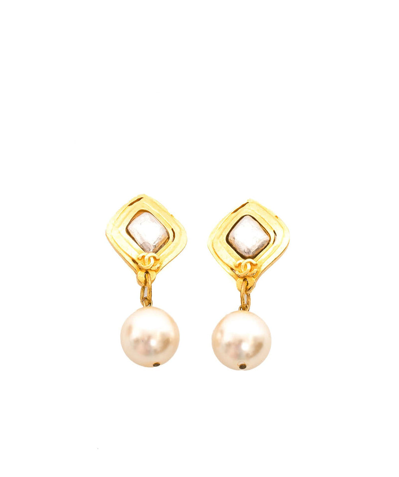 Chanel Chanel 1997 Gold Pearl Drop Earrings - AWL1524