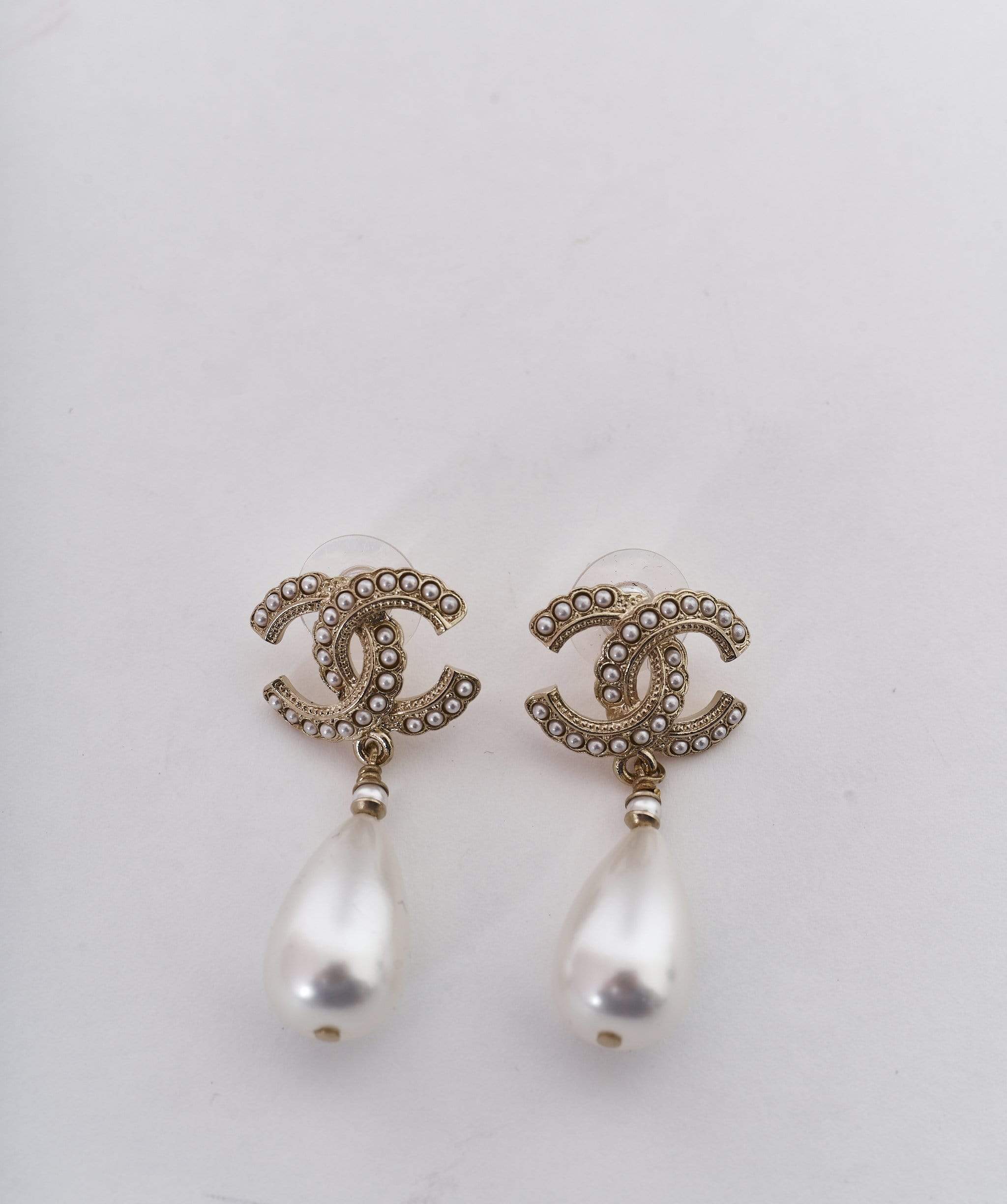 Chanel pearl cc logo pearl earrings – LuxuryPromise