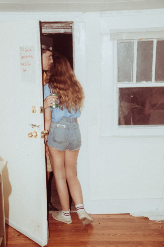 Nashville-photographer-marcus-maddox-girl-in-doorway