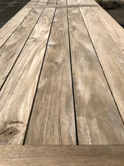 Schone houten tuintafel na schoonmaakbeurt met Suns reiniger