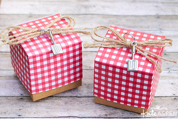 Red and white gingham favor boxes