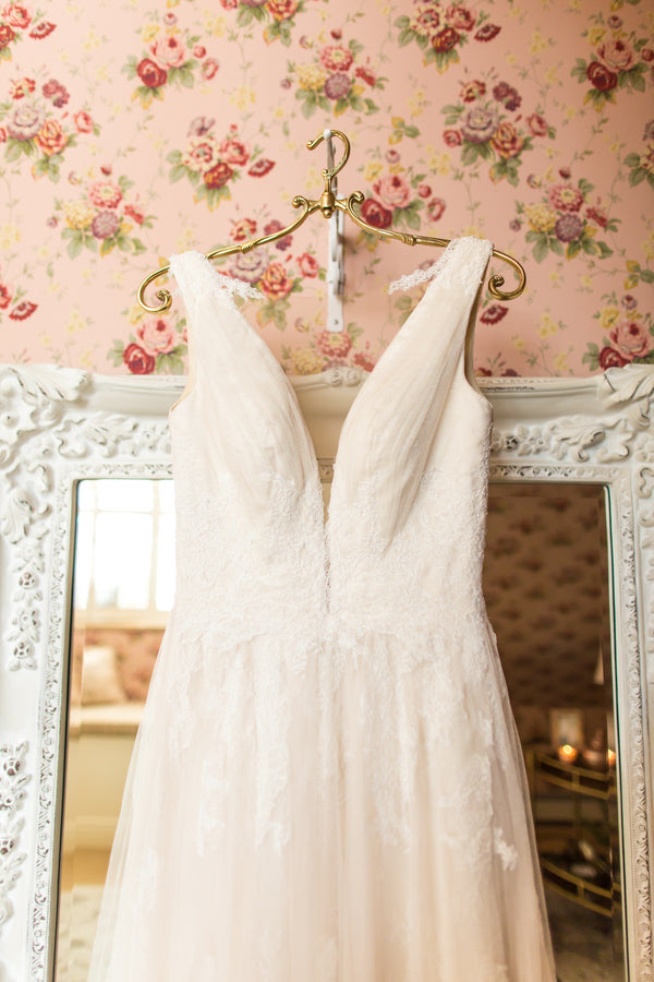 Lacy Wedding Dress | Al Fresco Vintage Wedding Shoot | Aldabella Photography