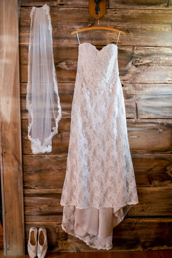 Bride's Wedding Dress | Elegant Barn Wedding | Jeannine Marie Photography