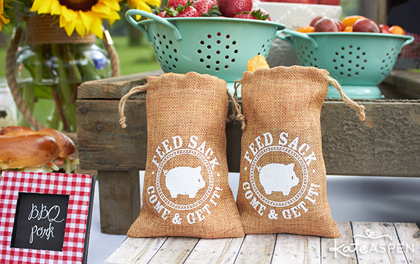 Burlap favor bags filled with potato chips