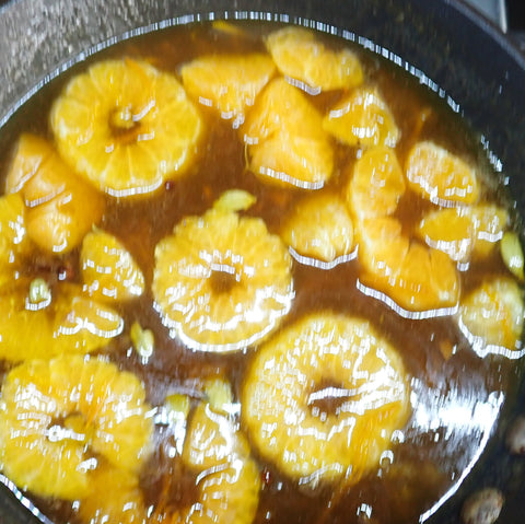 Allow mandarines and spices to steep