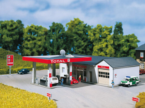 Auhagen 13320 TT Petrol Station with car wash
