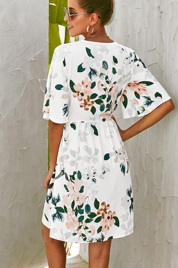 Vestido con cintura alta, estampado de flores y cuello en V