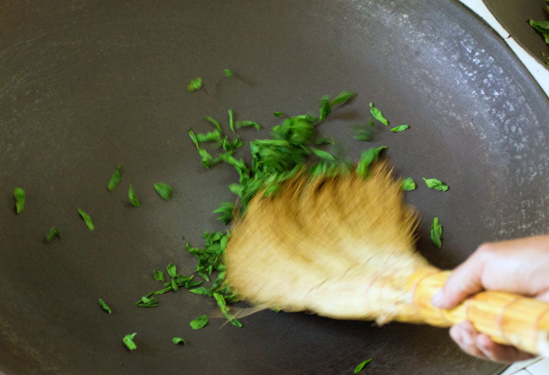 making informal tea pure green tea organic pan dry