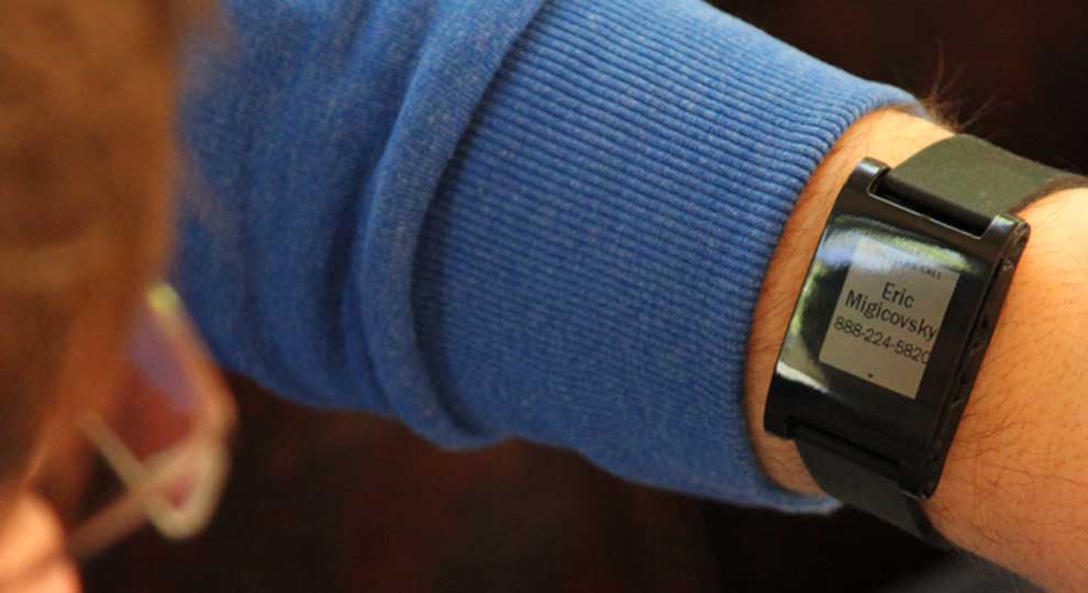  pebble: ساعة يد ذكية مرتبطة بجهاز الايفون Photo-caller-id