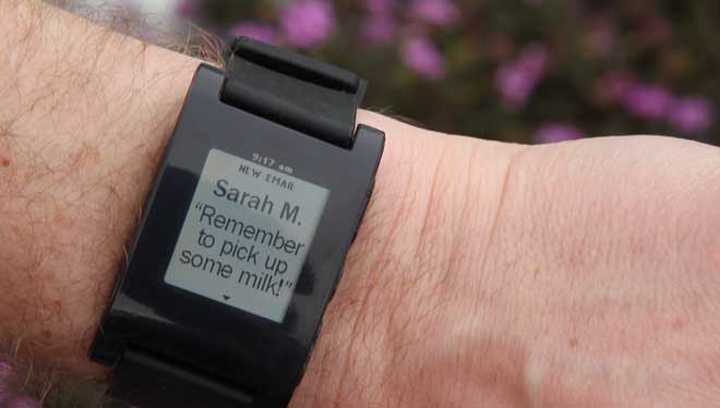  pebble: ساعة يد ذكية مرتبطة بجهاز الايفون Photo-email-and-alerts