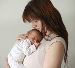 新生児を抱っこする女性