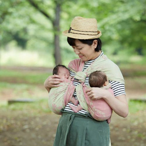 新生児の双子を抱っこ