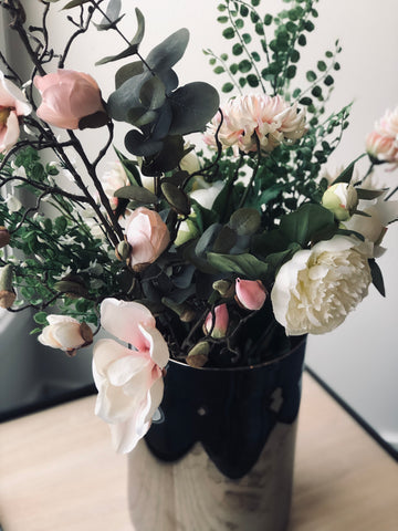 bukett med rosa toner av konstgjorda blommor